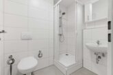 Badezimmer mit Dusche - 1 ZKB STUDENTENAPARTMENTS MIT BALKON - voll möbliert und ideal für Kapitalanleger